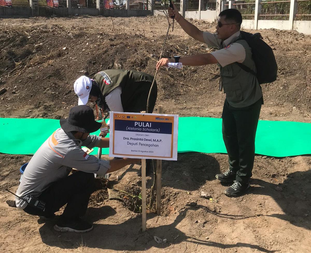 Deputi Bidang Pencegahan BNPB Prasinta Dewi, turut melakukan tanam pohon pada rangkaian acara ASEAN Regional Disaster Response Simulation Exercise (ARDEX) 2023 di Stadion Sultan Agung, Kabupaten Bantul, Daerah Istimewa Yogyakarta pada Selasa (2/8).
